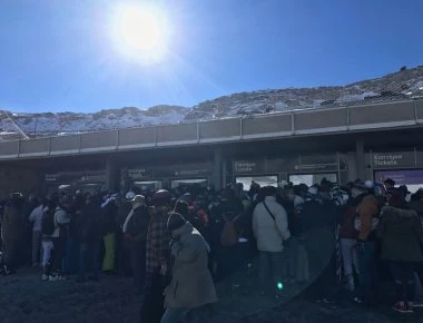 Χαοτικές καταστάσεις στο Χιονοδρομικό Κέντρο Παρνασσού: Χιλιάδες άνθρωποι εγκλωβισμένοι - Τι απαντά η εταιρεία